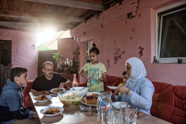 حليمة طه، وزوجها فادي سيد أحمد، وأطفالهم الثلاثة من بين السوريين الذين انتقلوا إلى غوزلوف/  nytimes