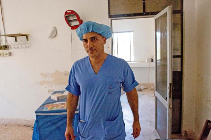 الدكتور خليف، جراح تقويم العظام/ thetimes