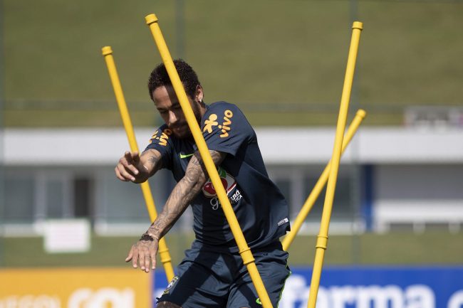 يواجه نيران مدفعية من الجهتين.. نيمار ظلم نفسه قبل أن تظلمه الظروف