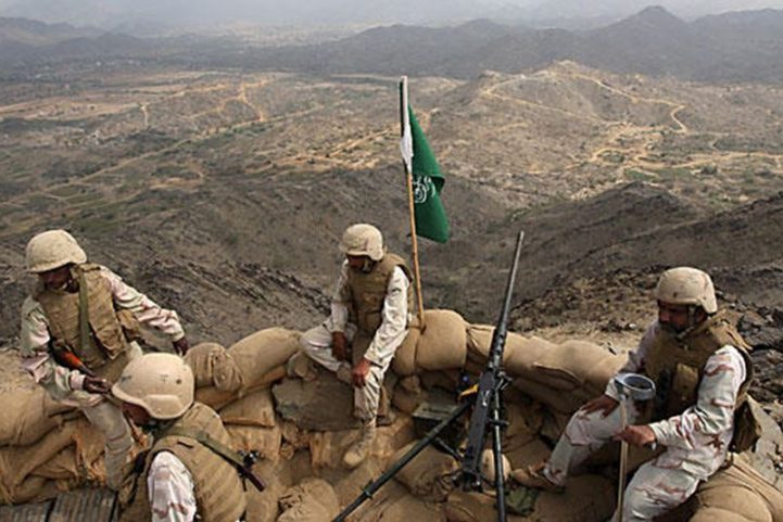 يرسل الضباط السعوديون الجنود السودانيين ومقاتلين يمنيين وغيرعم، للخطوط الأمامية لقتال الحوثي وهم يوجهونهم عند بعد/ واس