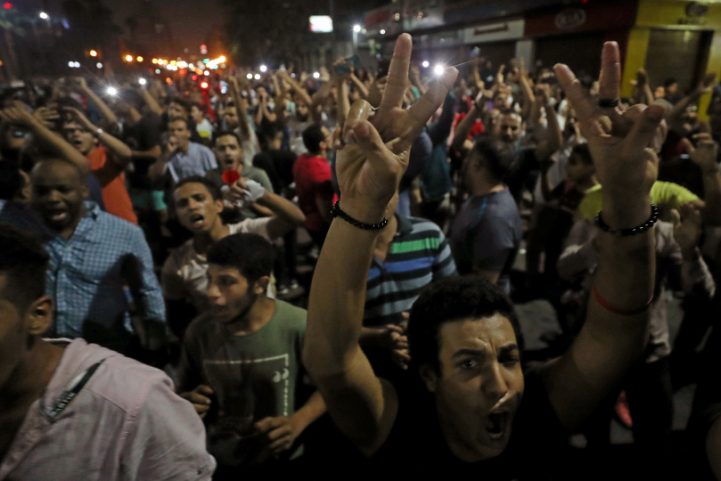 محتجون يتظاهرون ضد عبد الفتاح السيسي بالقاهرة 20 سبتمبر/ رويترز