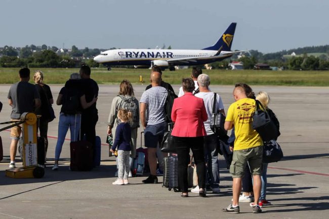 شركة طيران تترك ركابها 5 ساعات تحت الشمس وتطالبهم بدفع ثمن الطعام والماء!