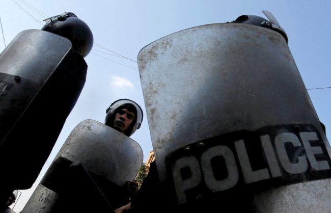 الأمن المصري يفض مظاهرة مناهضة للسيسي بقنابل الغاز والخرطوش.. ووسم “يسقط حكم العسكر” يتصدر تويتر