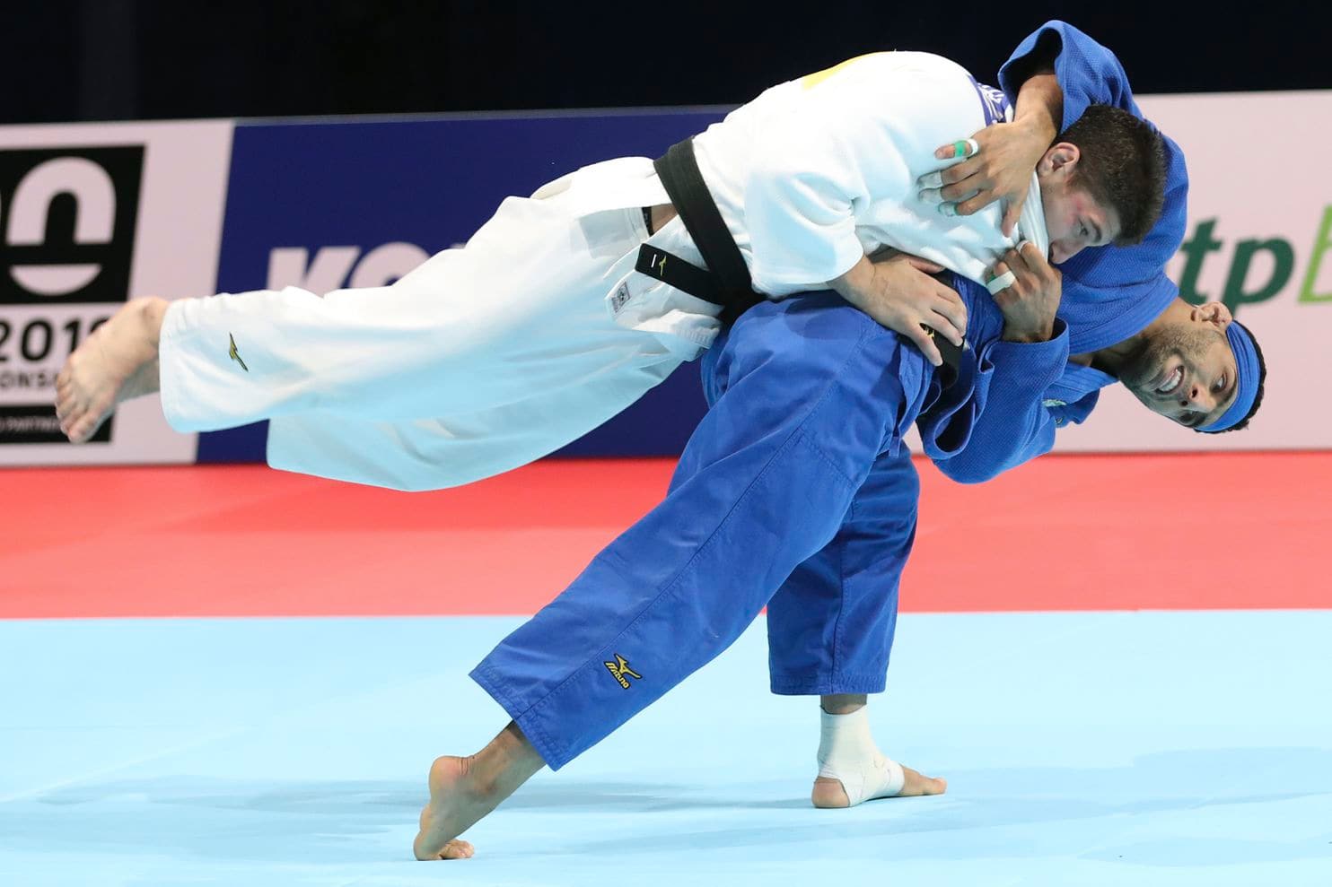 بطل لعبة الجودو الإيراني يرفض العودة لبلاده والسبب إسرائيل