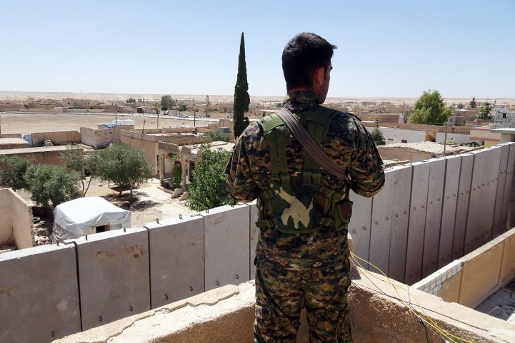حوّلت التنظيمات الكردية هذه المدرسة في مدينة عين عيسى، إلى سجن مؤقت لاحتجاز مقاتلي الدولة الإسلامية المشتبه/ Getty