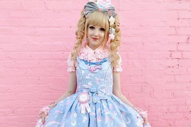 فتاة تنفق عشرات آلاف الدولارات لتتحول إلى «دمية بشرية» تشبه رسوماً متحركة يابانية