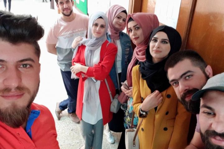 بعض الطلاب في جامعة الموصل الذين يعملون في المشروع/ ذي غارديان