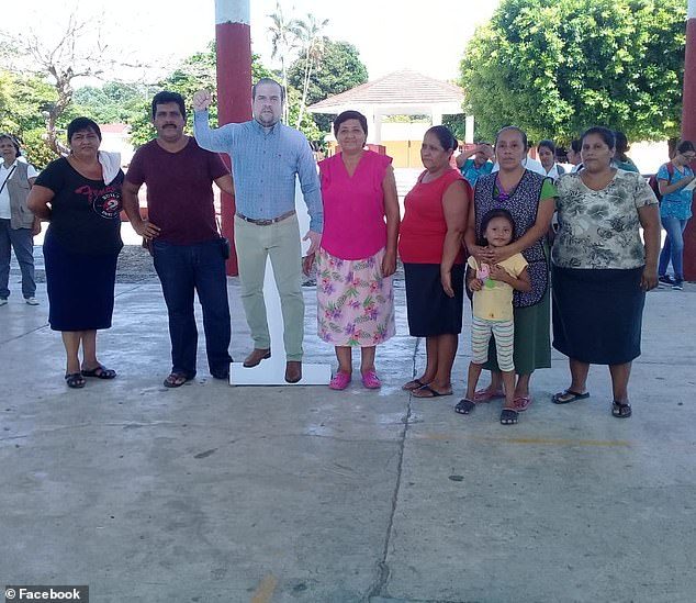 عمدة مكسيكي يرسل مجسماً كرتونياً لنفسه إلى مناسبات رسمية لم يستطِع حضورها بنفسه