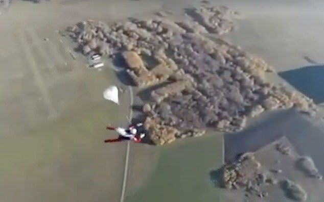 فيديو مروع يوثق لحظة وفاة أحد ممارسي القفز بالمظلات بعد فشله في فتحها