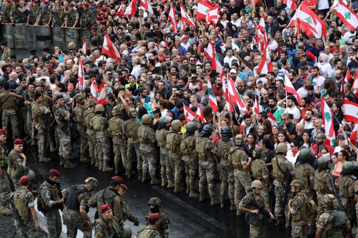 الجيش اللبناني يقف في طريق المحتجين الغاضبين وسط بيروت/ getty 