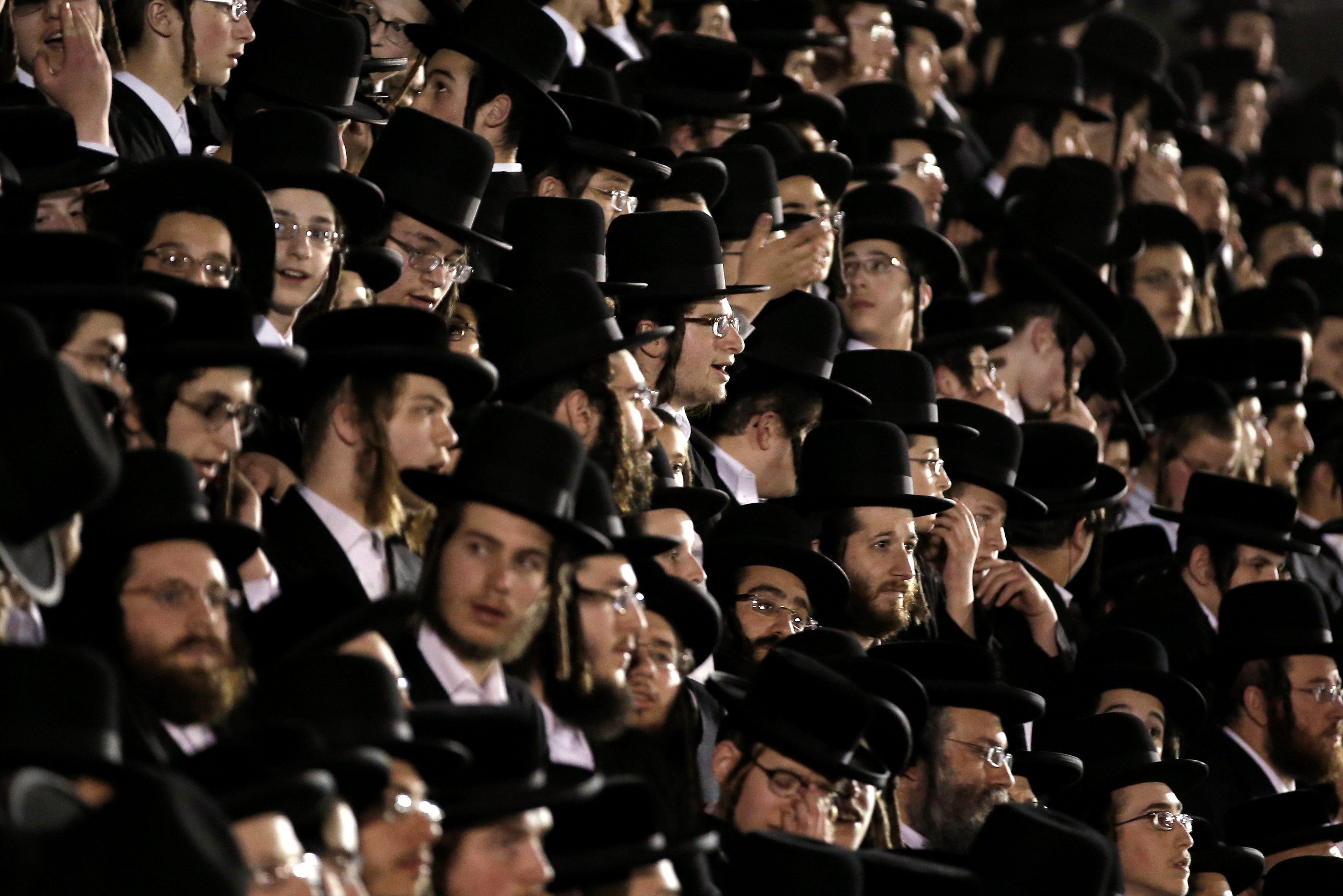 تجمعوا بالآلاف في أحد الملاعب.. “اليهود” في نيويورك يرفضون الانضمام للجيش الإسرائيلي (فيديو)