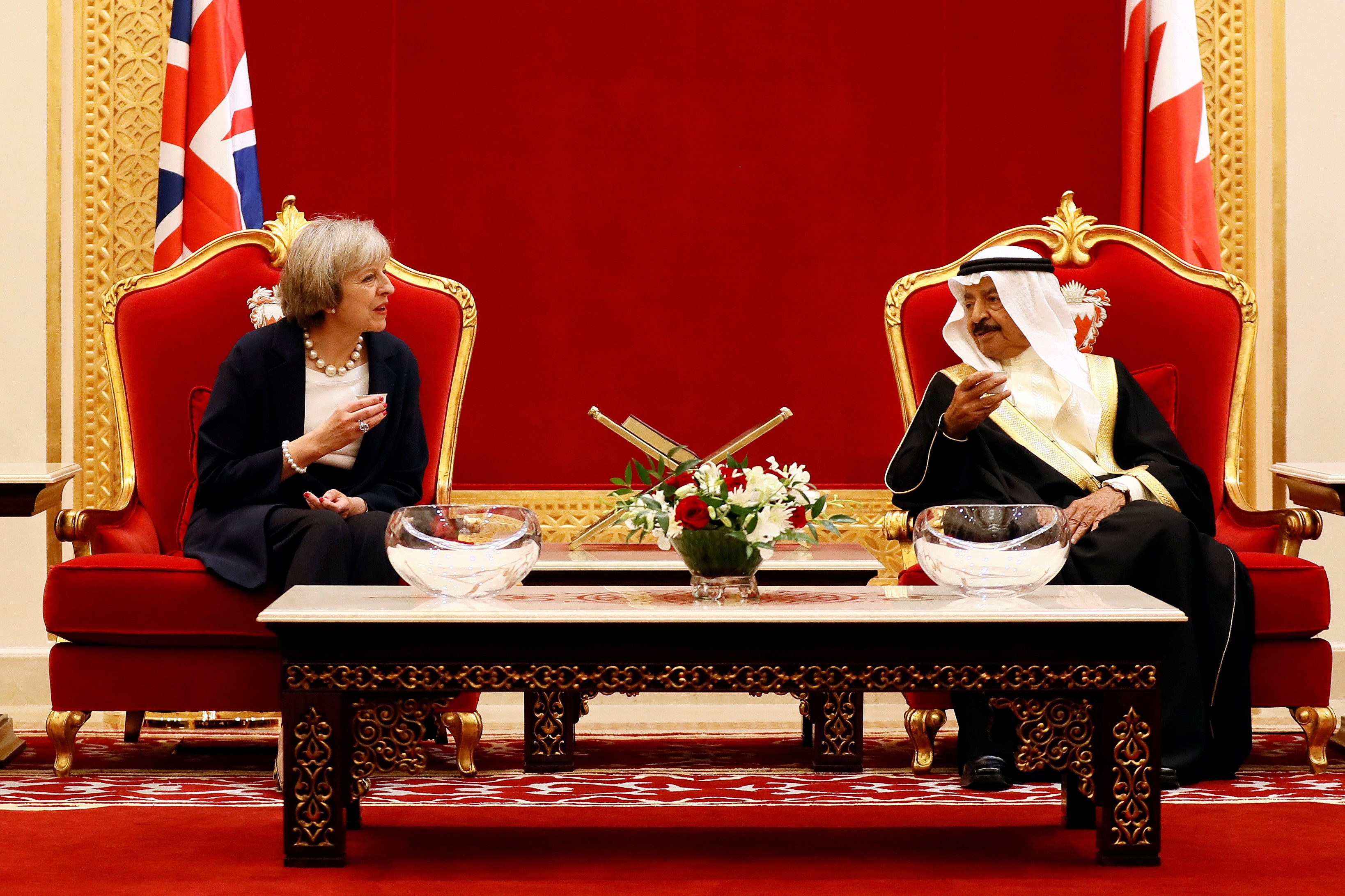 الغارديان تكشف عن تعرض العائلة الملكية البحرينية لضغوط من رؤساء وزراء بريطانيا