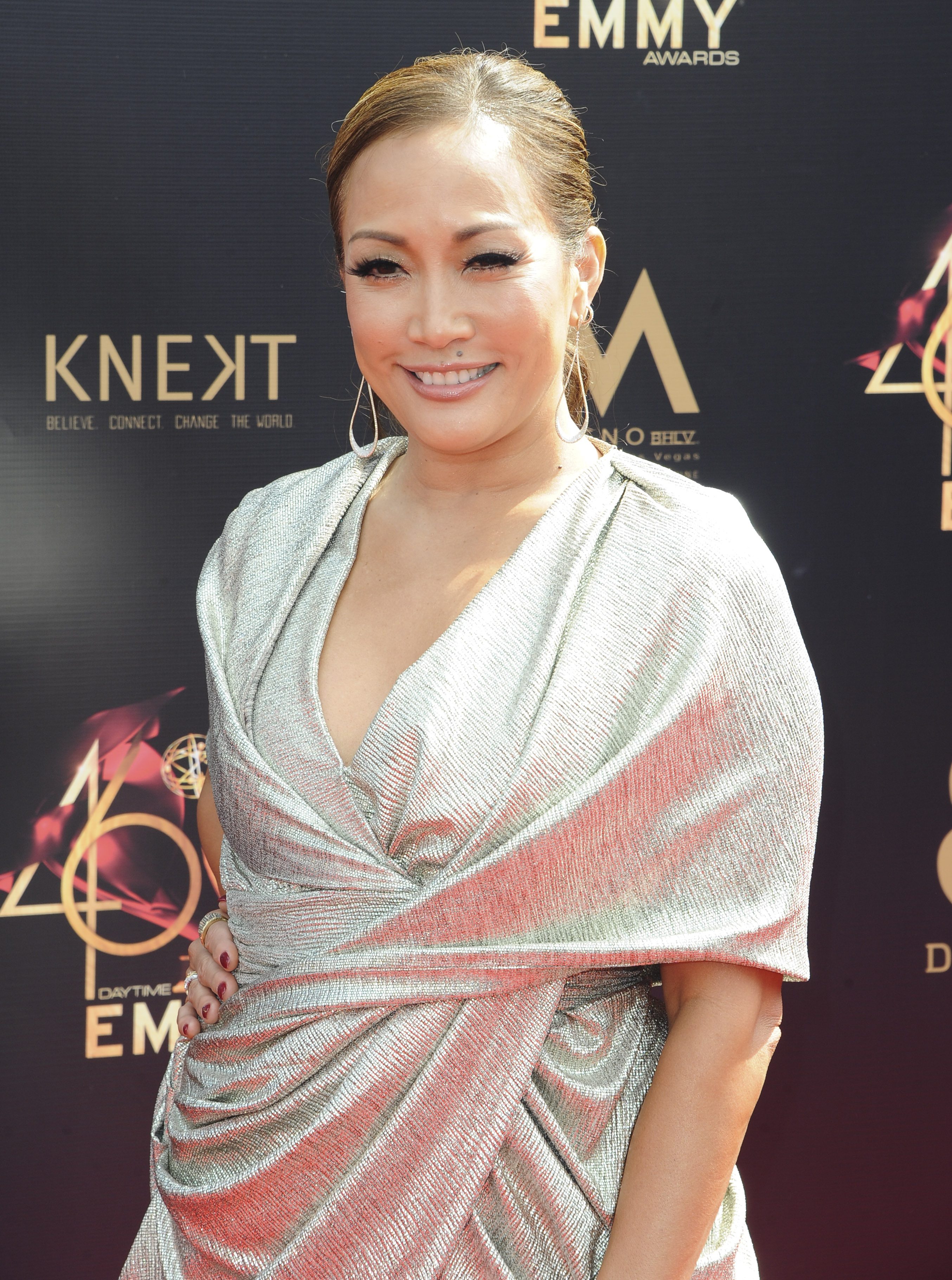 مغنية أمريكية تسقط من كرسي لجنة التحكيم أثناء عرض برنامج «الرقص مع النجوم».. رد فعلها المضحك ذكر بوقوعها قبل 7 سنوات