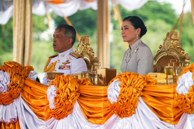 ملك تايلاند يجرد «رفيقته» من جميع ألقابها ورتبتها الملكية بسبب «طموحها»