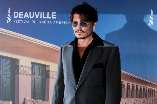 بعد أن اتهمه بالنصب والاحتيال.. نهاية معركة الـ30 مليون دولار بين الممثل جوني ديب ومحاميه السابق