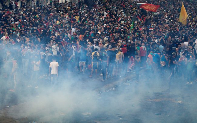 احتجاجات العراق: ارتفاع حصيلة القتلى، وقطع الطرق الرئيسية في بغداد، وانفجار في المنطقة الخضراء