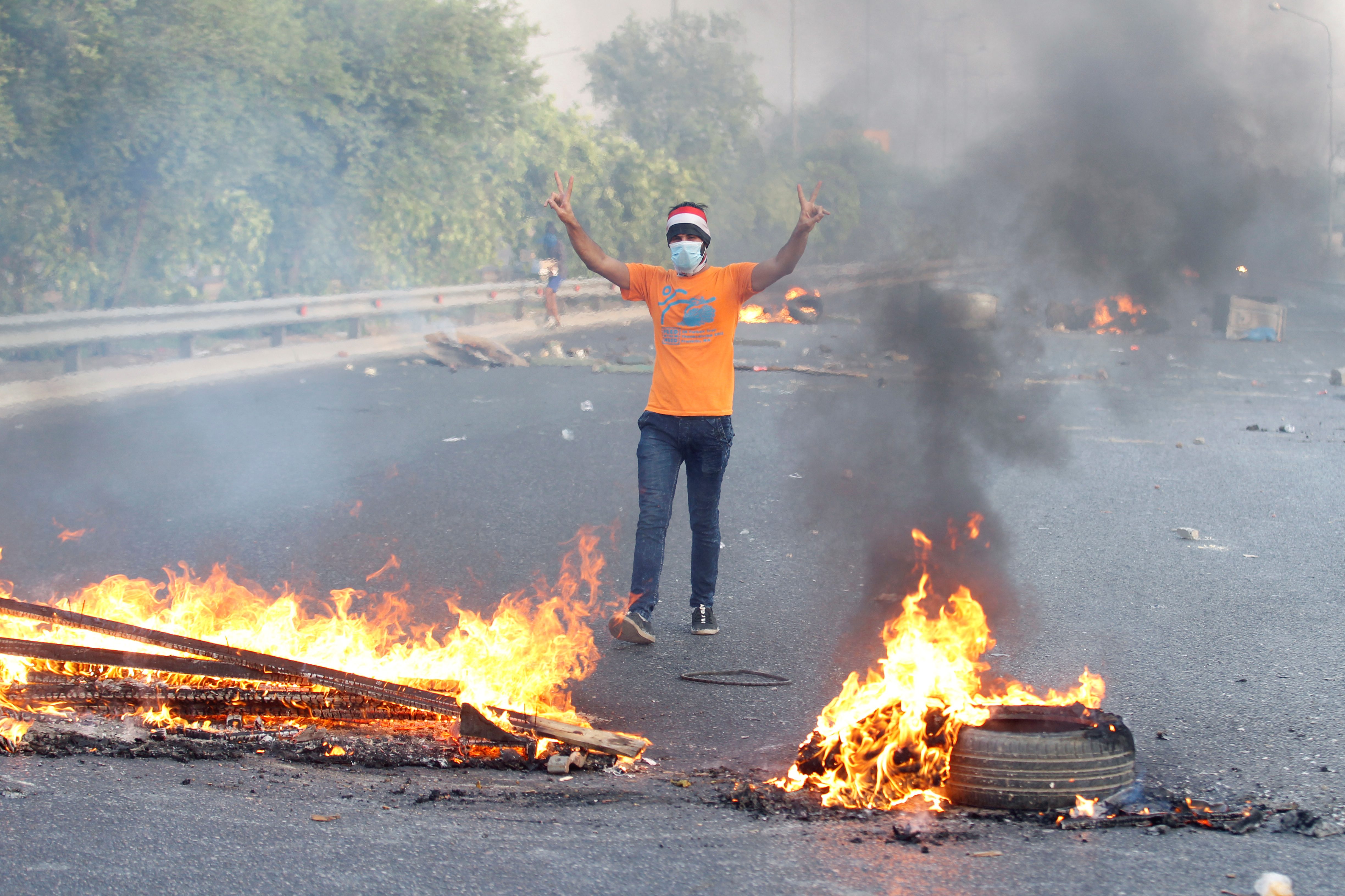 ارتفاع ضحايا الاحتجاجات بالعراق لـ44 شخصاً وألفي مصاب.. دول خليجية تدعو مواطنيها لمغادرة البلاد فوراً