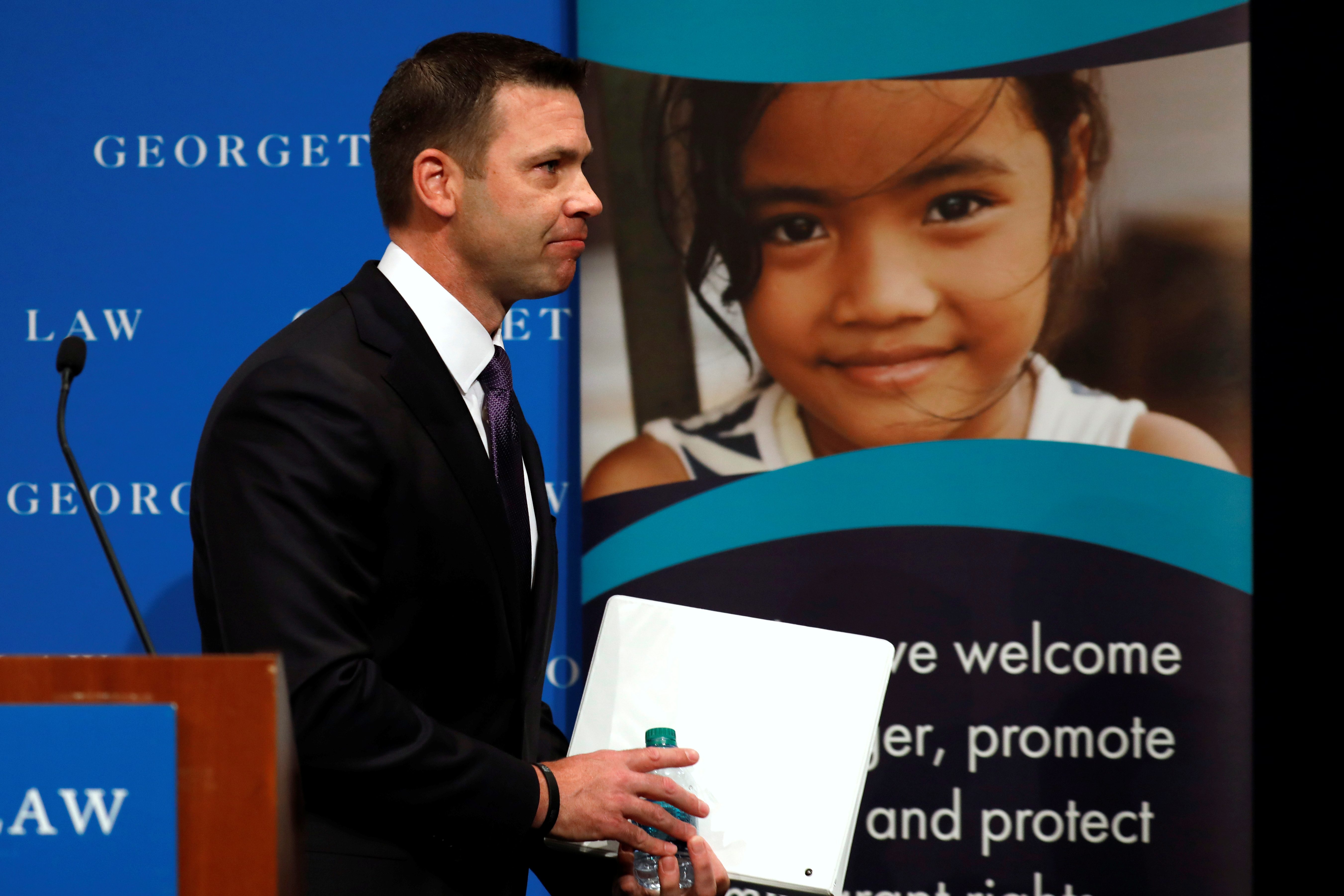 استقالة القائم بأعمال وزير الأمن الداخلي بأمريكا بعد أشهر من إقالة سلفه