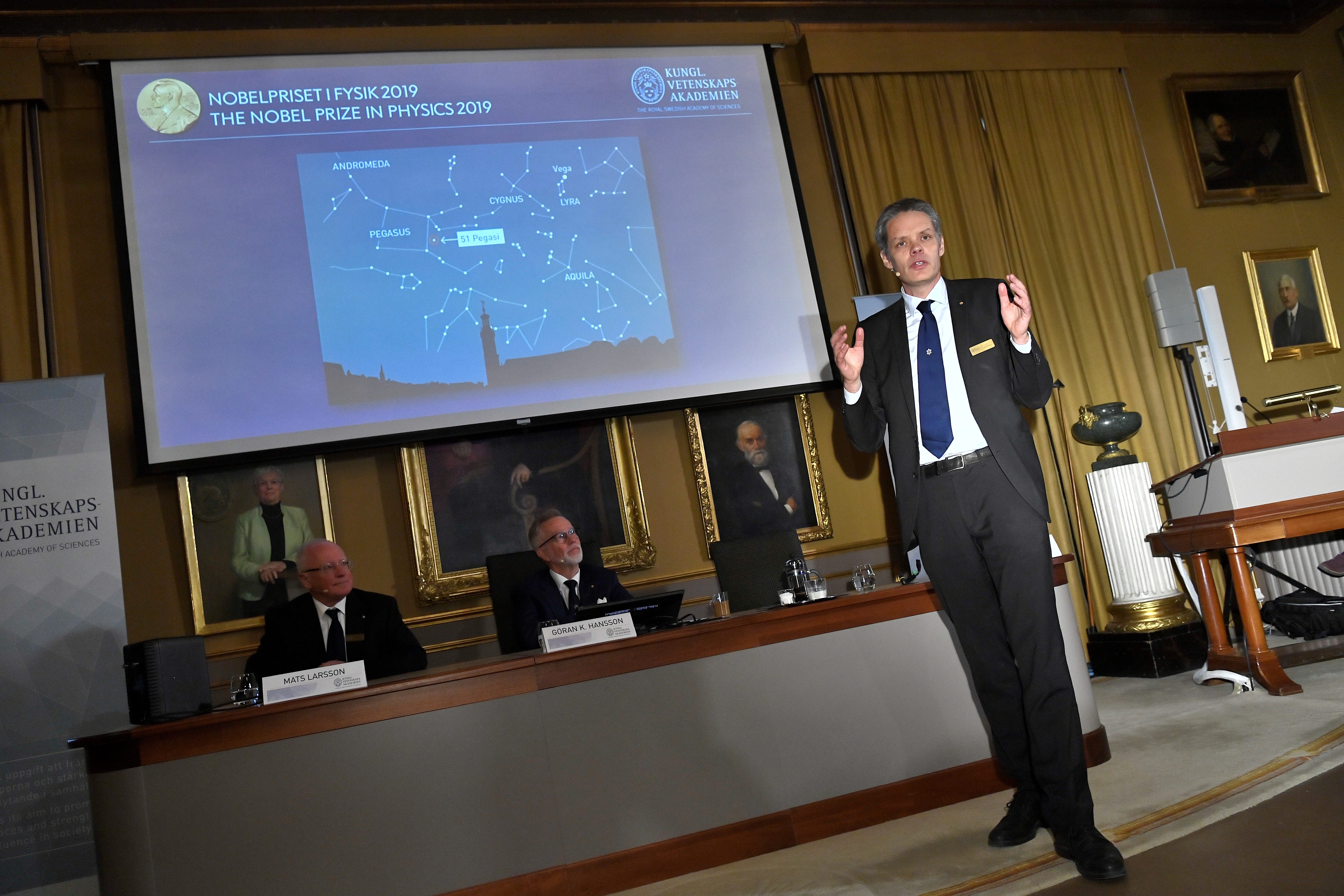 الإعلان عن فائزين بـ«نوبل للفيزياء» لعام 2019: «غيروا أفكارنا عن الكون»