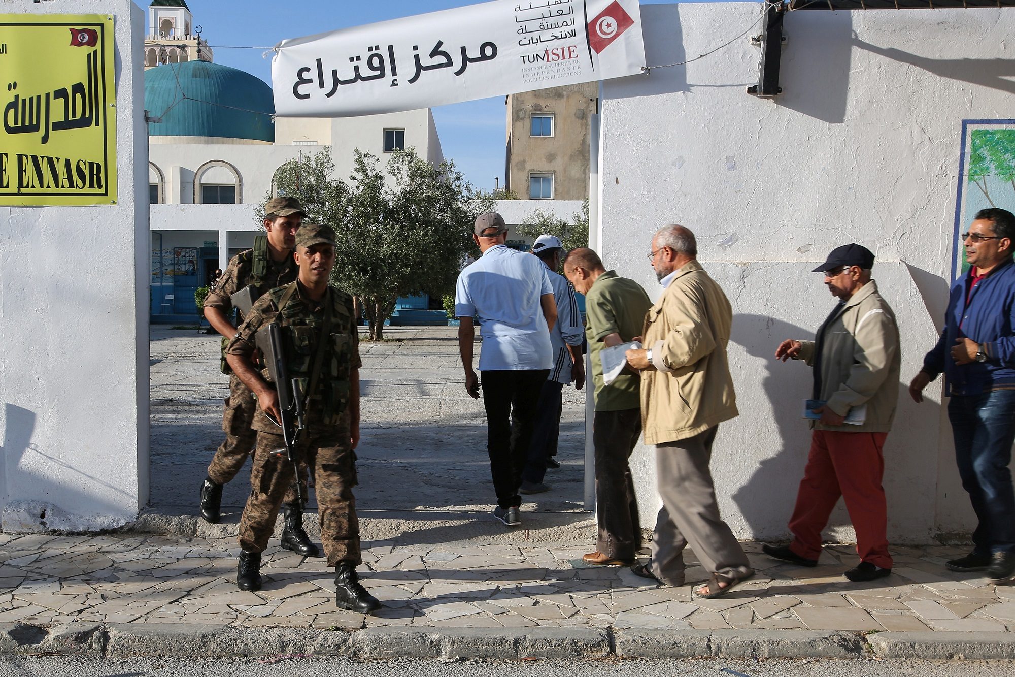 إقبال متوسط للناخبين في الساعات الأولى من بدء انتخاب رئيس جديد لتونس