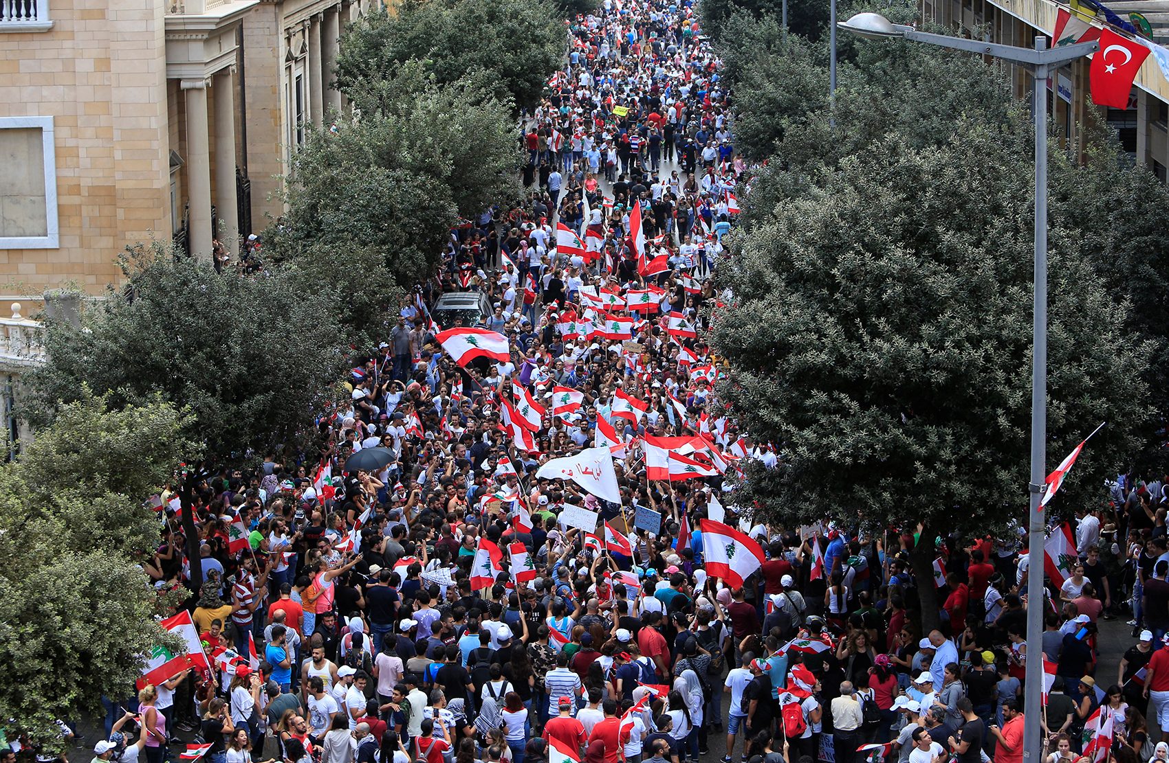 اندلاع صراع هناك سيجر خلفه بلداناً أخرى.. لماذا يجب على أوروبا أن تنقذ لبنان من السقوط؟