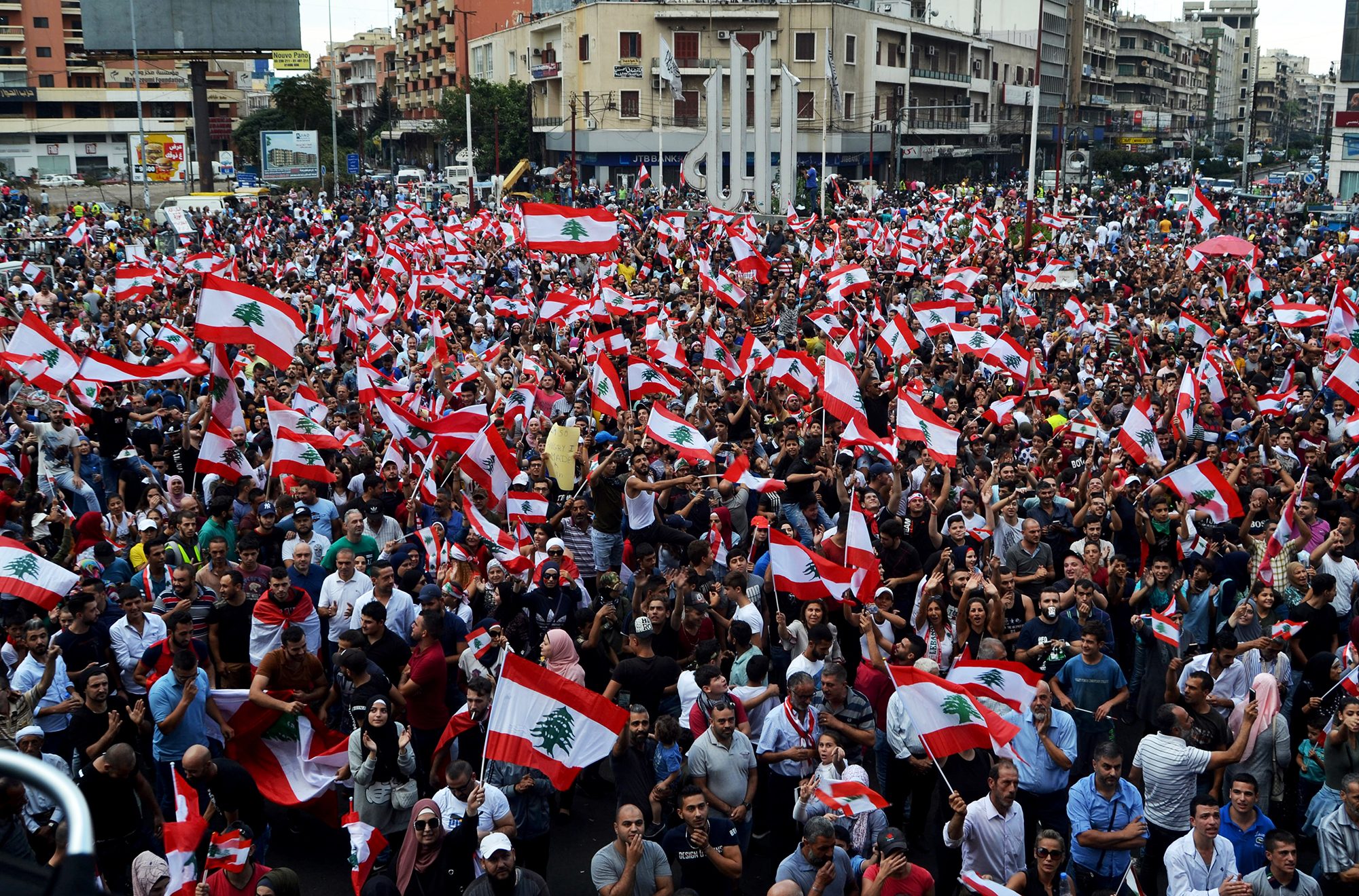 المشهد الأكثر تعقيداً وغموضاً.. ماذا يعني إسقاط النظام السياسي بالكامل في لبنان، وما مدى واقعية ذلك؟