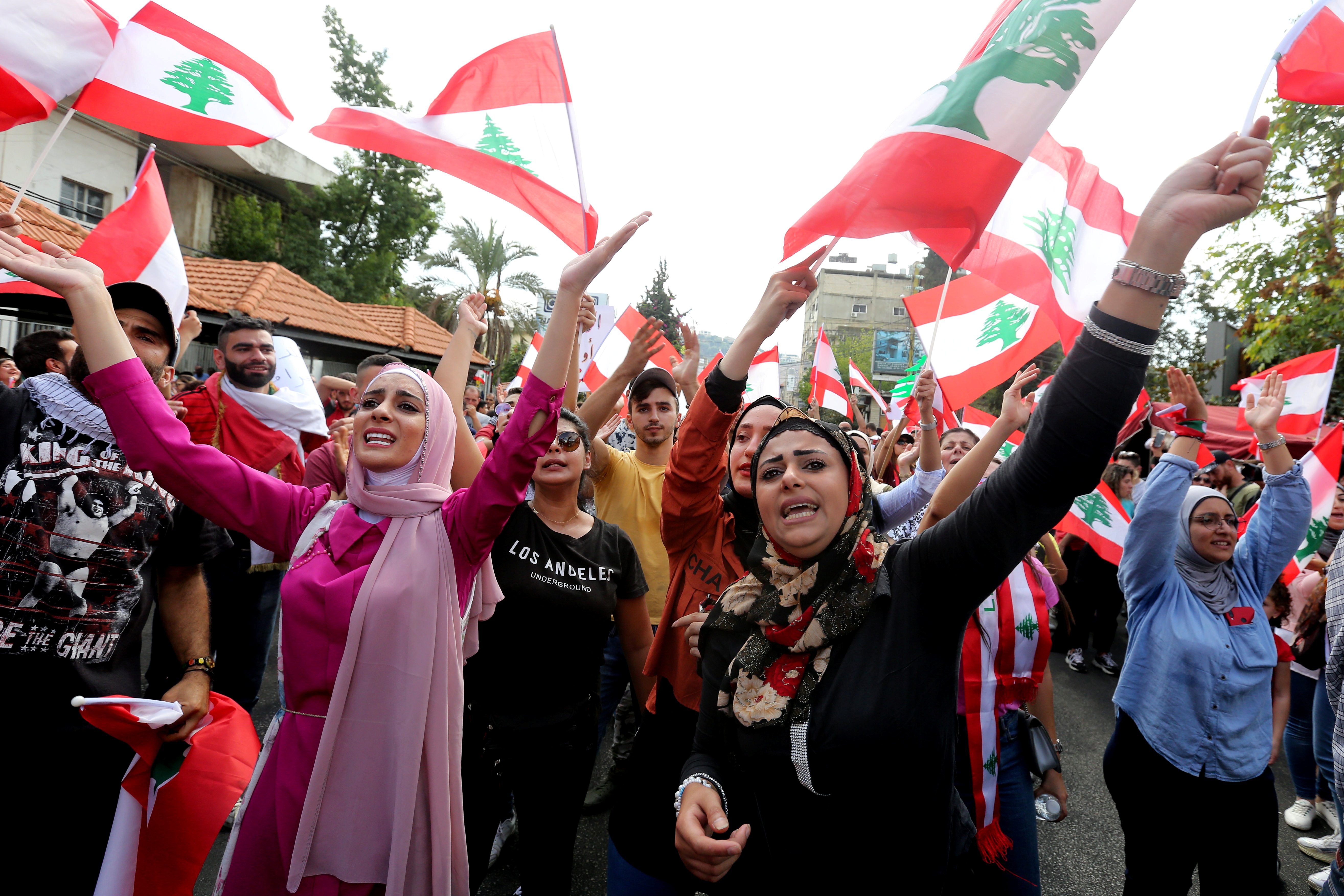 صدفة تجمع سيدة لبنانية بابنها أثناء الاحتجاجات بعد 11 عاماً من الفراق