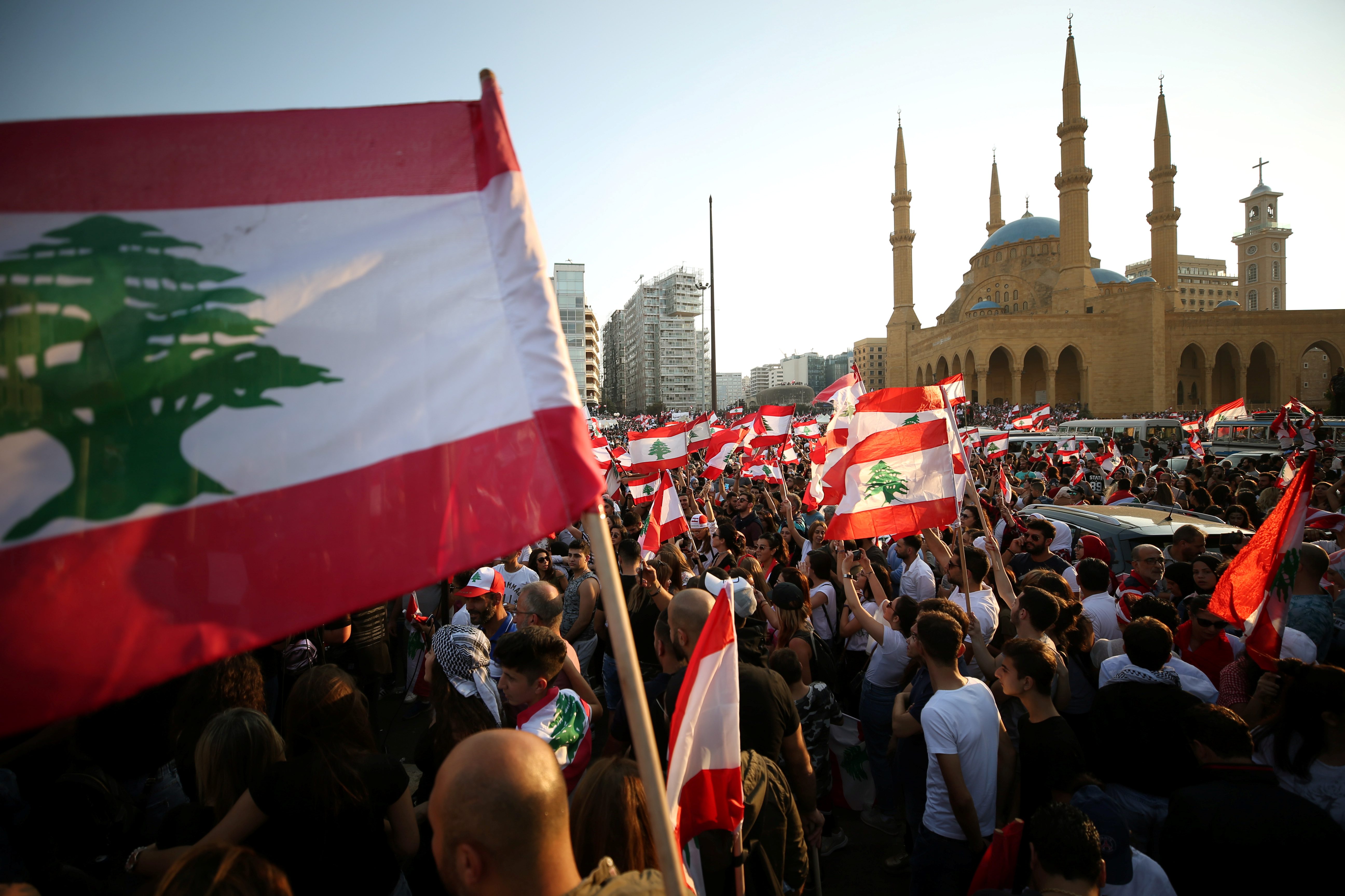 مهلة الحريري تقترب من نهايتها، واللبنانيون يواصلون احتجاجاتهم للإطاحة بالحكومة كلها