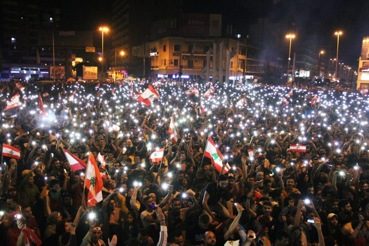 المتظاهرون في لبنان مصرون على إسقاط النظام ويرفضون الإصلاحات التي أعلنها الحريري/ رويترز