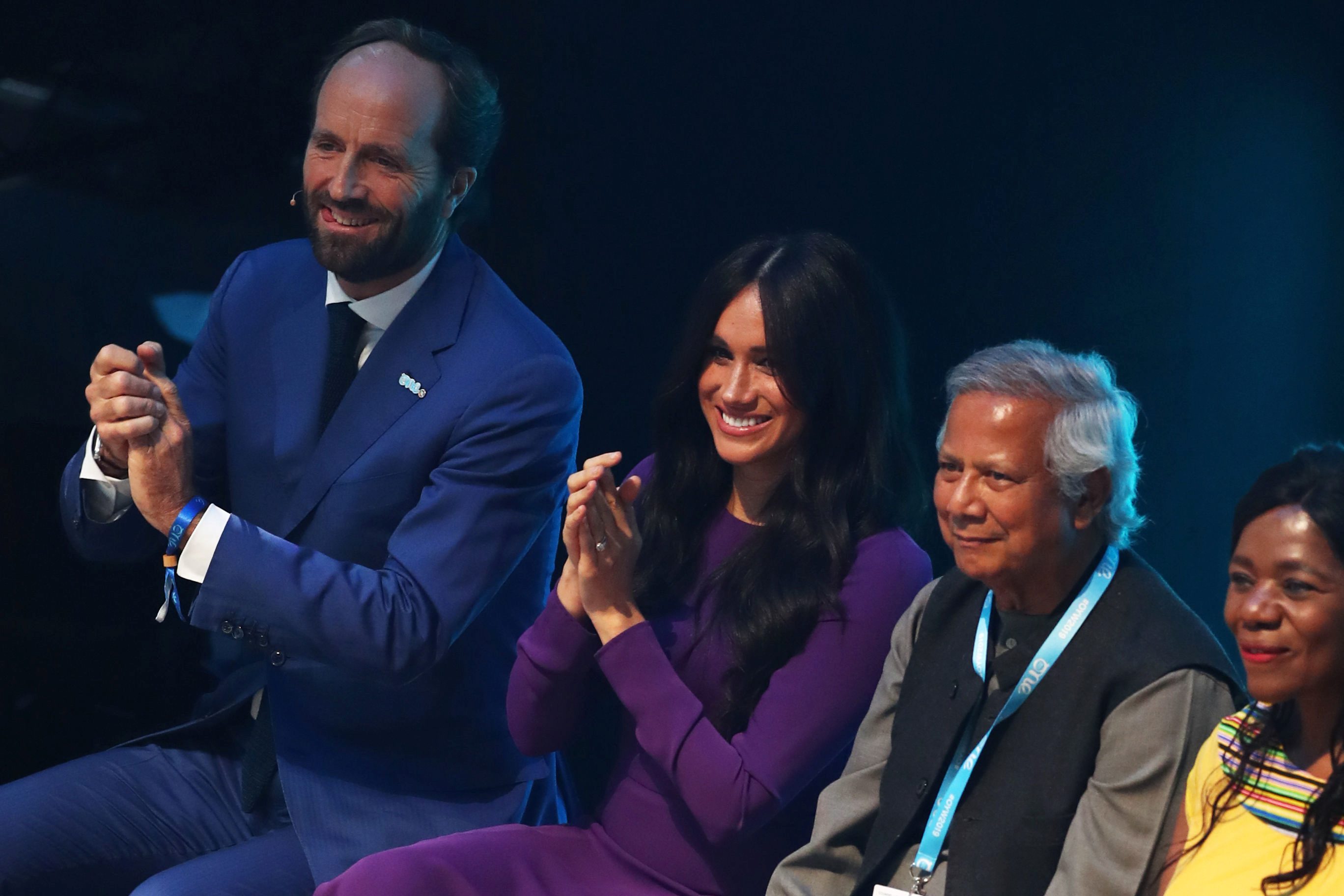 هكذا رفضت دوقة ساسكس التحية الملكية، وأضحكت الجمهور بموقف طريف