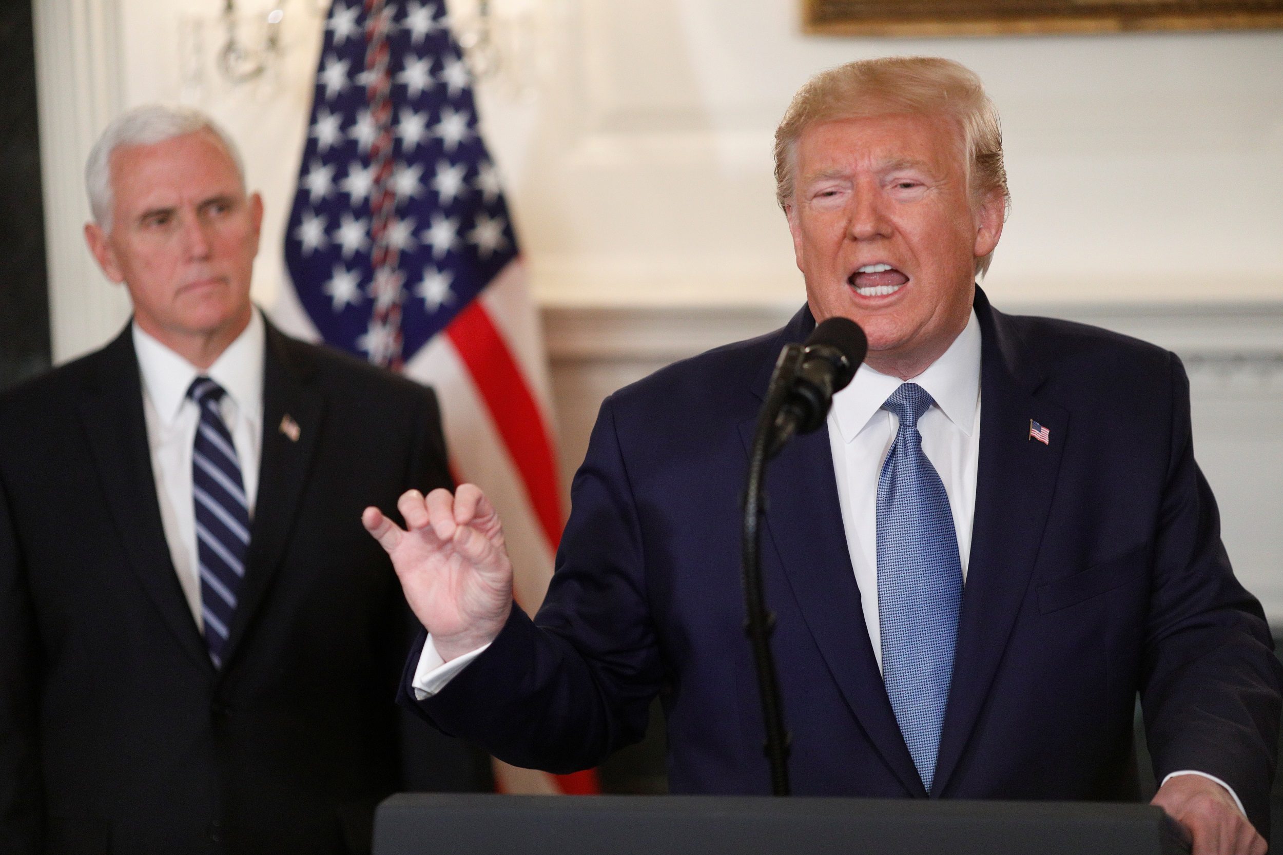 ترامب يقرر إبقاء قوة أمريكية في مناطق النفط بسوريا ويرفع عقوبات عن تركيا