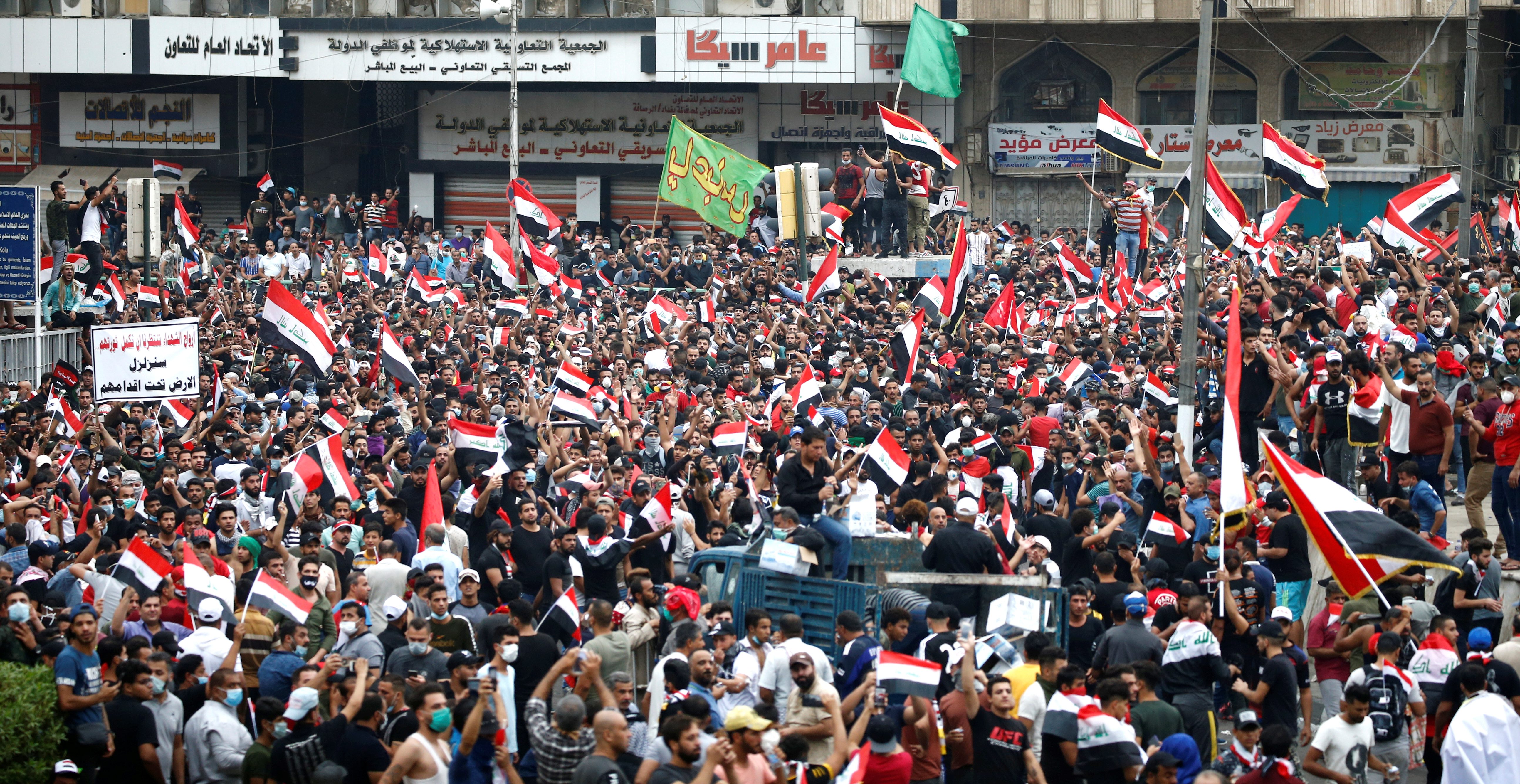 محتجو العراق يعلنون عن اعتصام مفتوح في 9 محافظات رغم حظر التجوال