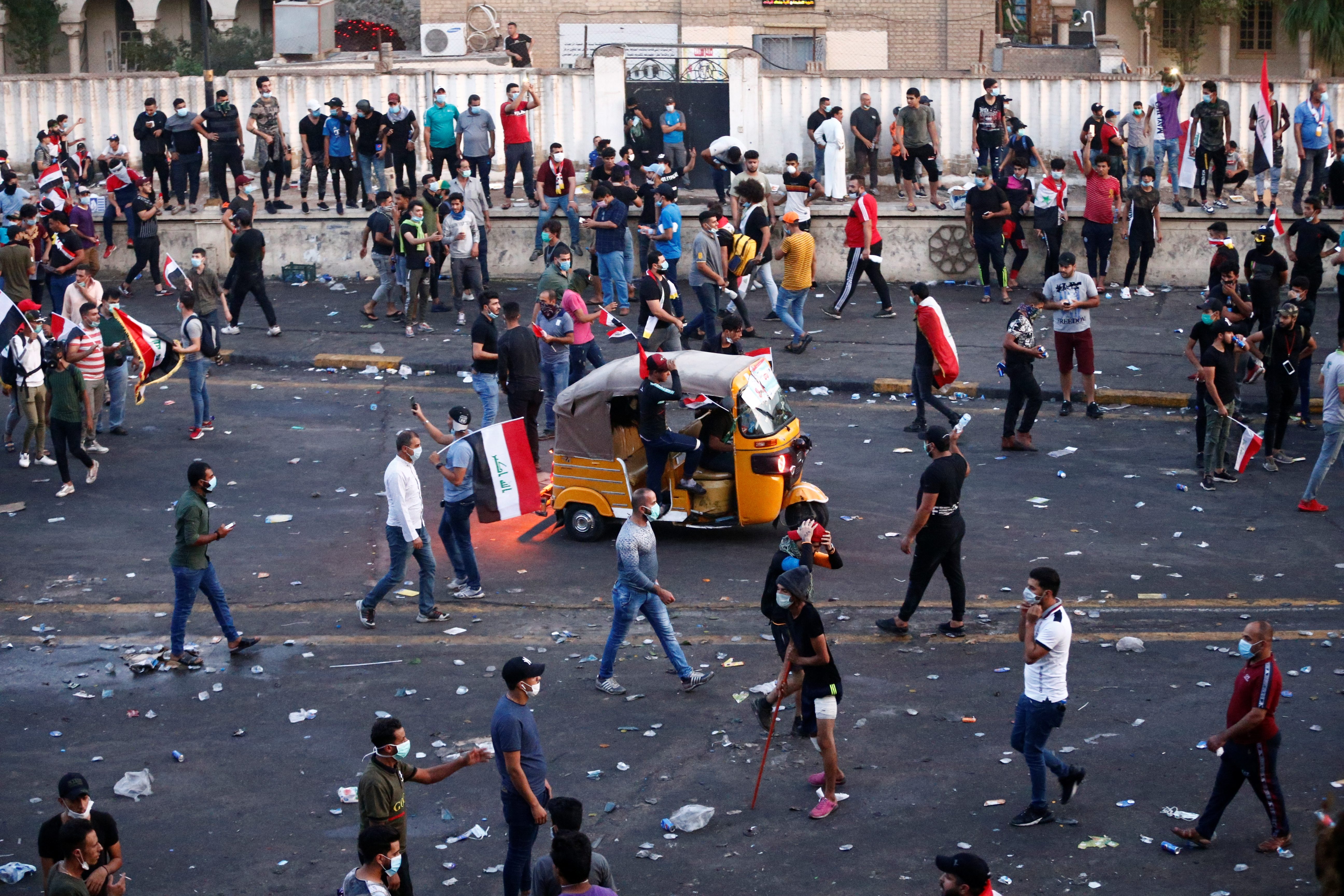 رئيس وزراء العراق يأمر بنشر قوات خاصة واستخدام أي وسيلة لإيقاف الاحتجاجات