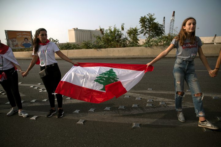 اللبنانيون عبروا عن تضامنهم بعيدا عن مذاهبهم/ رويترز
