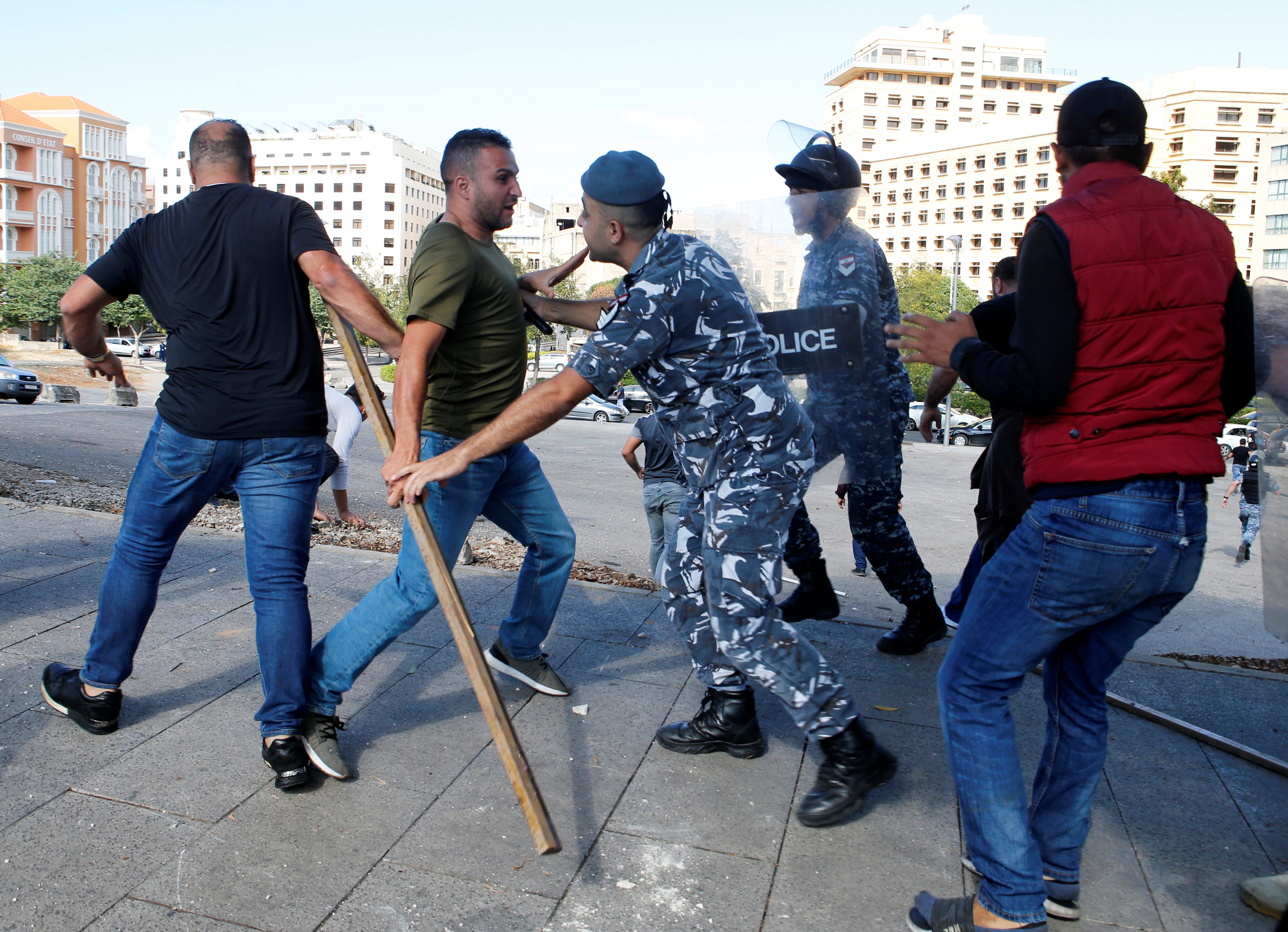 هدمٌ لخيام محتجين في بيروت من قبل أنصار حزب الله وحركة أمل.. ومتظاهرون يحاصرون منزل وزير الاتصالات
