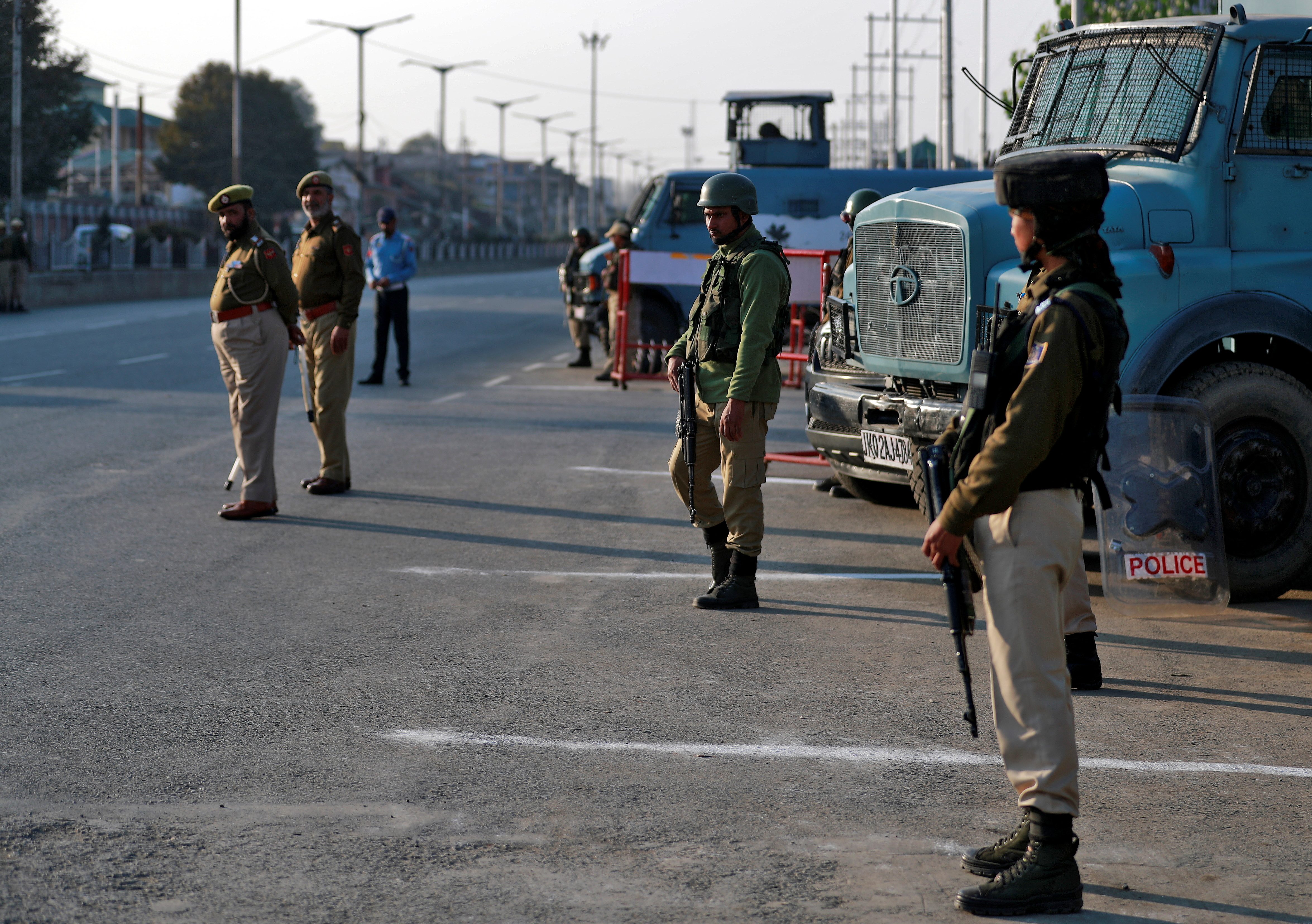 متاجر مغلقة وشوارع مهجورة.. الهند تلغي الحكم الذاتي لكشمير رسمياً وتثير غضب الصين وباكستان