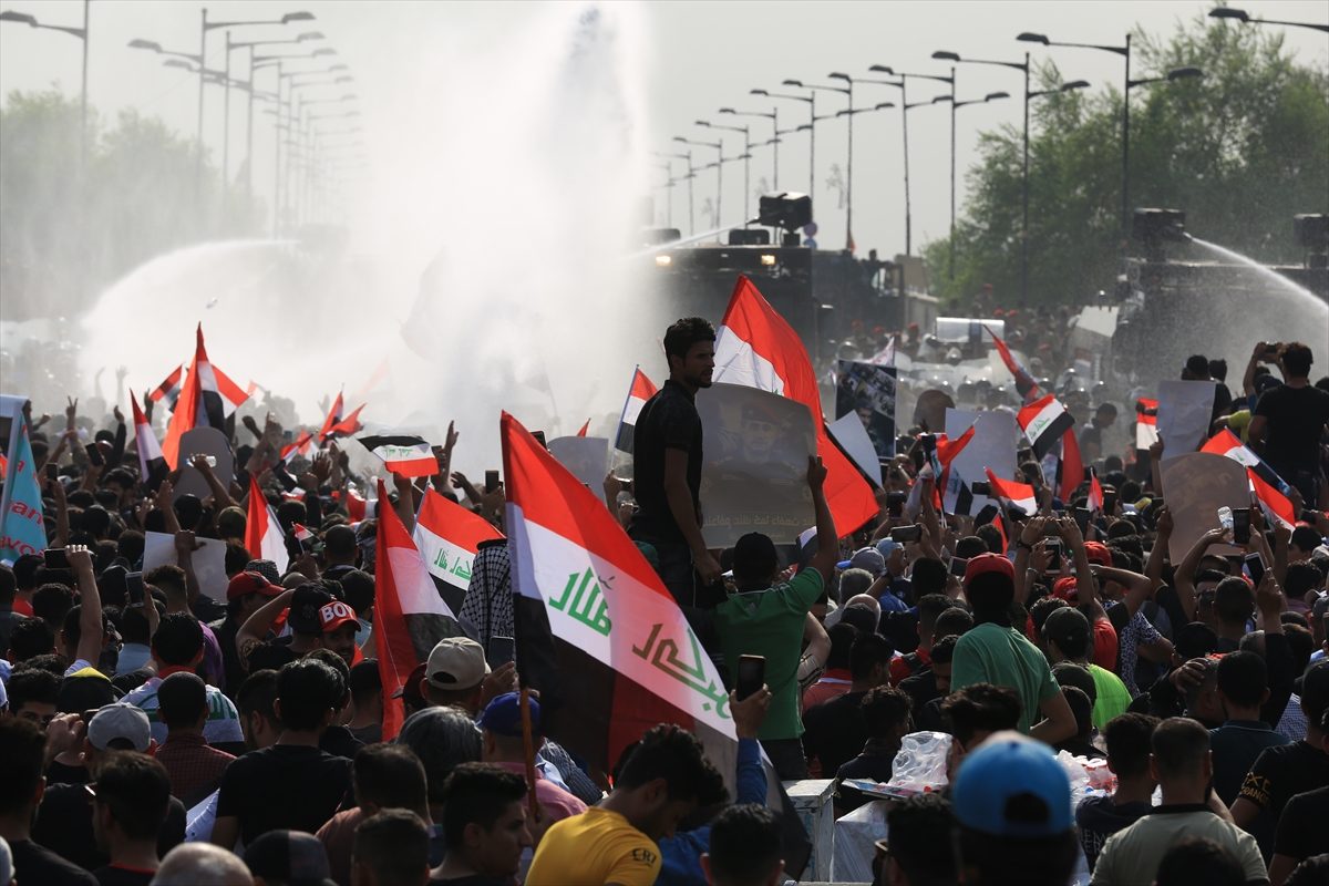المحتجون العراقيون يلتفُّون على قطع الإنترنت لإيصال صوتهم عبر بدائل سريّة
