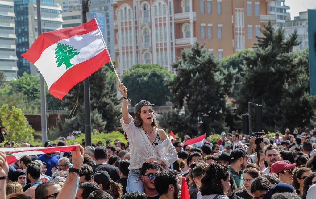 إحدى المتظاهرات في احتجاجات بيروت