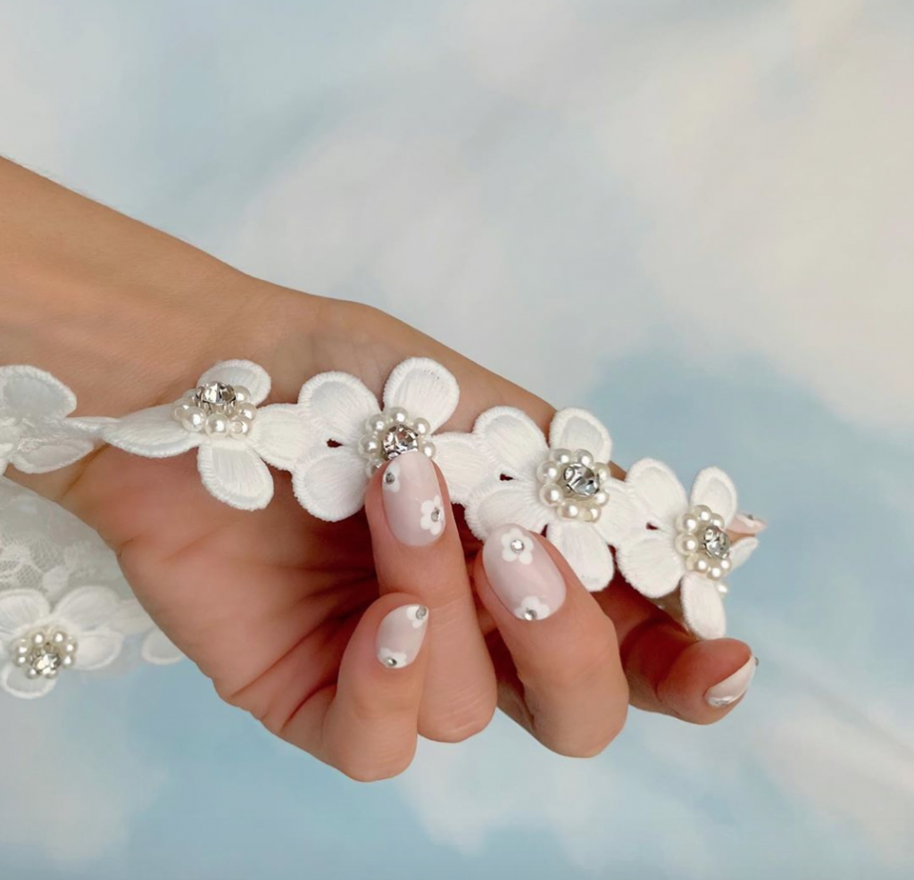 أظافر مزينة بالزهور
