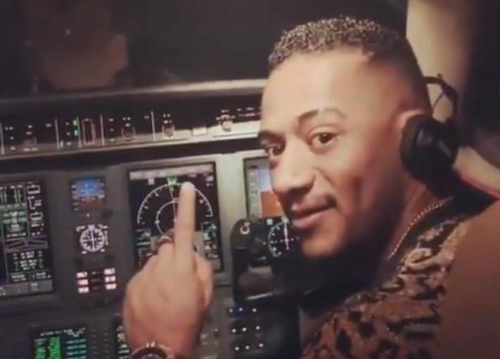 أول رد فعل من محمد رمضان على قيادة طائرة: هاجم «الجزيرة» وأنهى رده بـ«صفعة على الوجه»