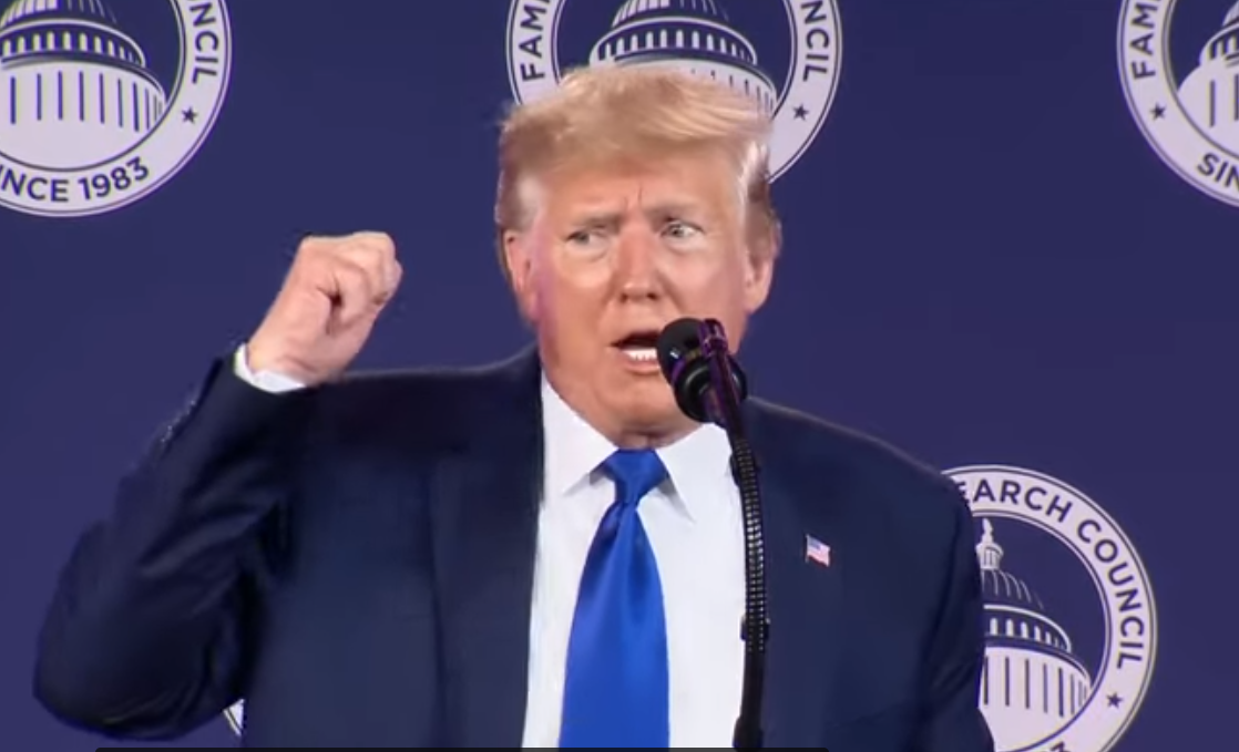 ترامب يقلِّد ملكاً عربياً تحدث معه عبر الهاتف ويثير ضحك أنصاره