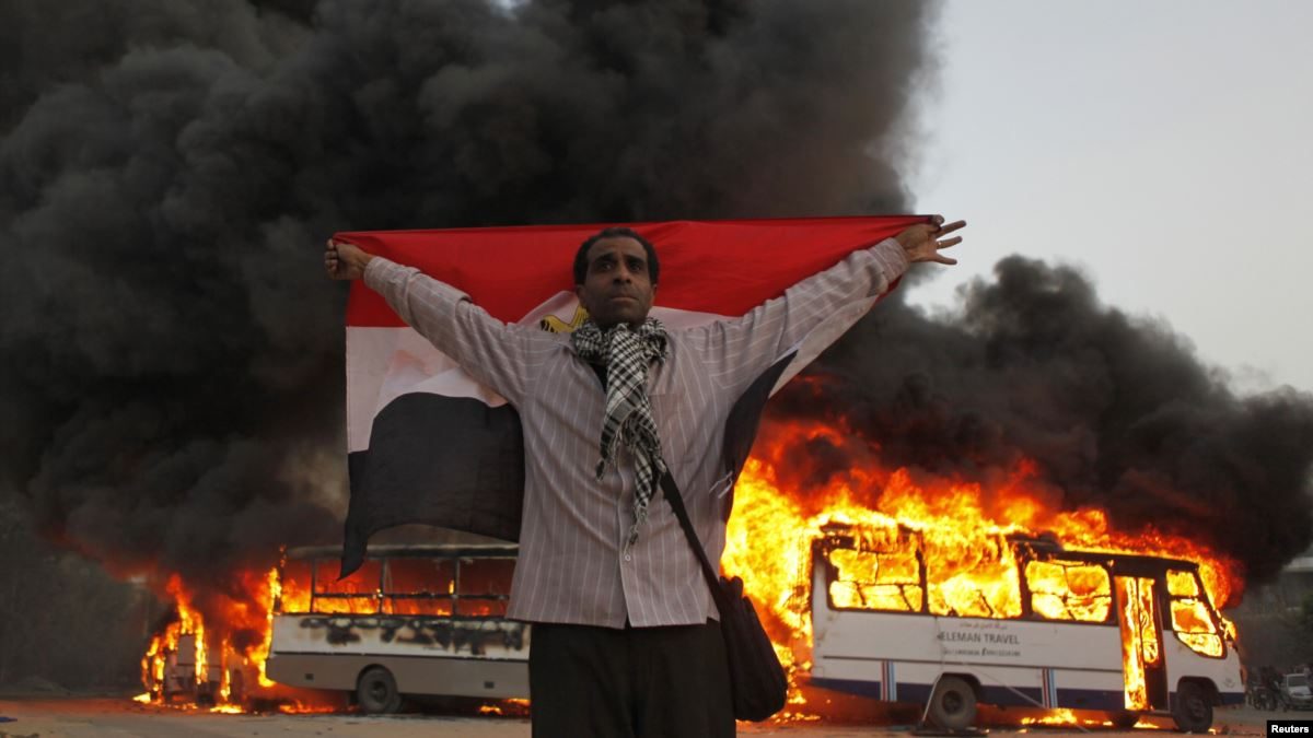 كلهم عرائس تتلاعب بها السلطة العسكرية.. لماذا العلمانيون والإسلاميون في مصر وجهان لعملة واحدة؟