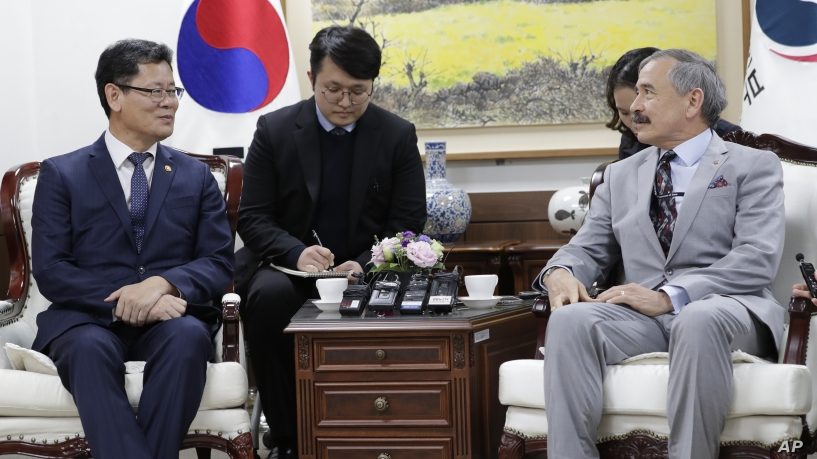 تسلقوا الجدران بالسلالم للتظاهر في فناء بيته.. طلاب كوريون جنوبيون يقتحمون منزل السفير الأمريكي