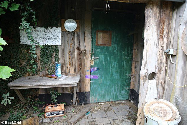 نشر صور من داخل منزل «زعيم طائفة يوم القيامة» تكشف كيف استعد لنهاية العالم