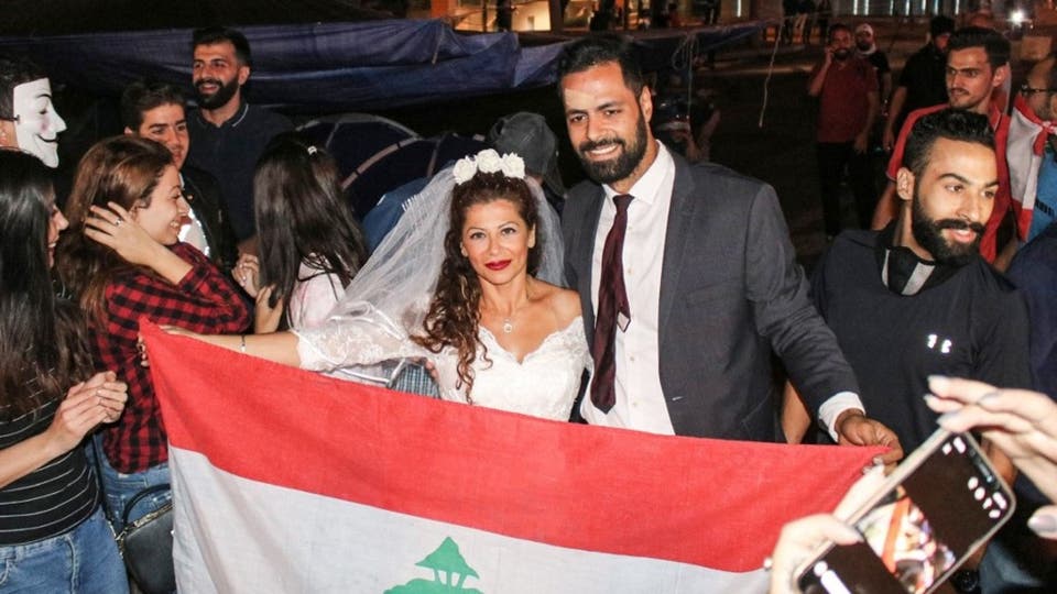 اللبنانية صاحبة «الركلة الشهيرة» لحارس الوزير تزفّ بالفستان الأبيض وسط المتظاهرين