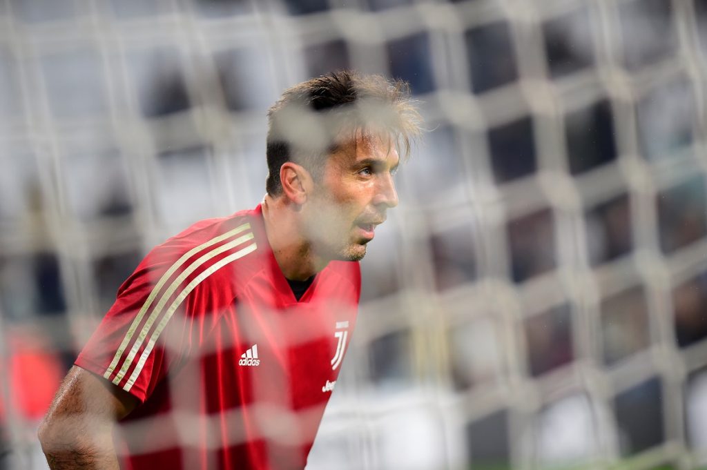 بوفون يرفض الاعتزال رغم بلوغه 44 عاماً (رويترز)