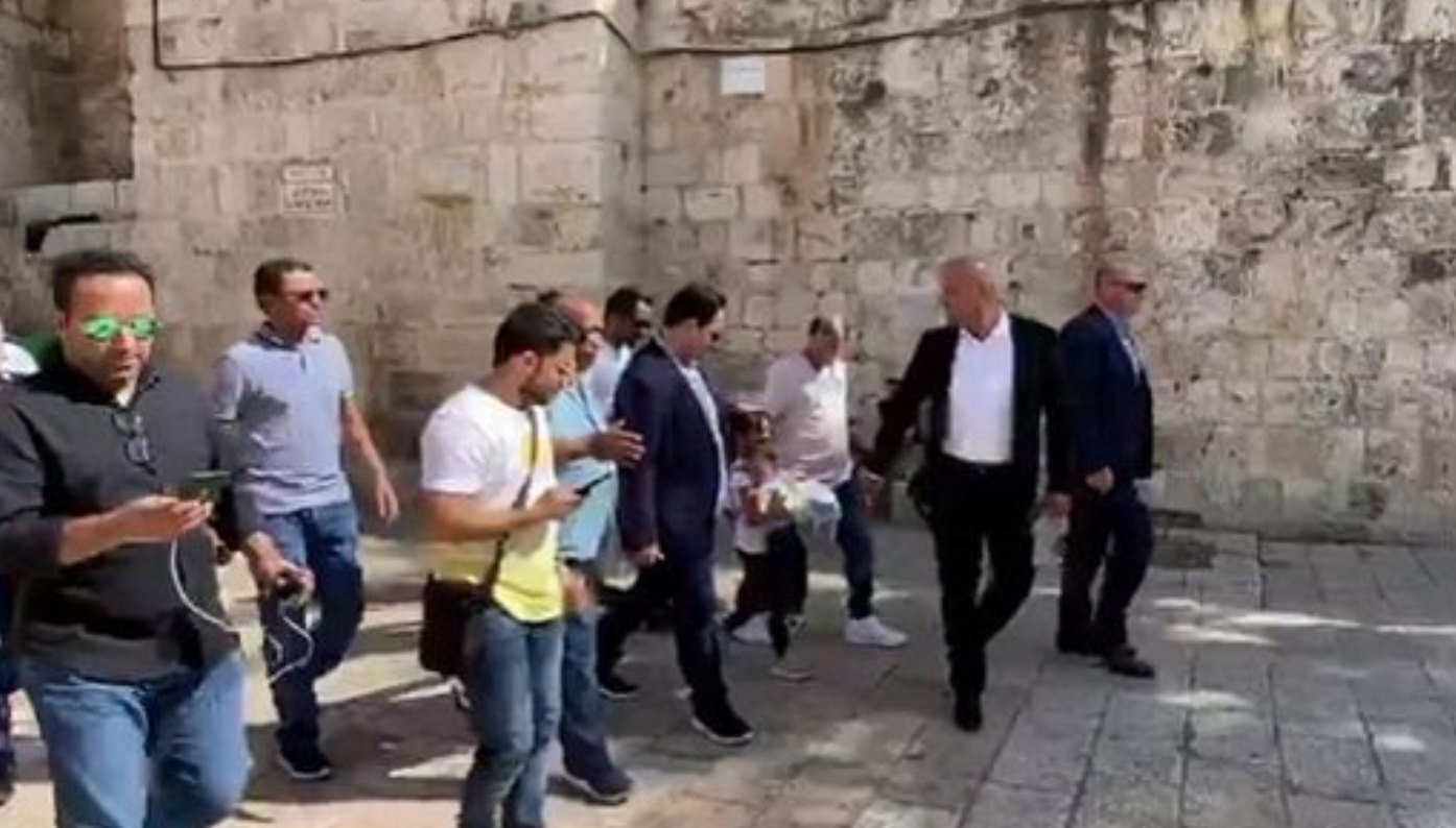 وفد من بعثة المنتخب السعودي لكرة القدم يزور المسجد الأقصى ويثير جدلاً