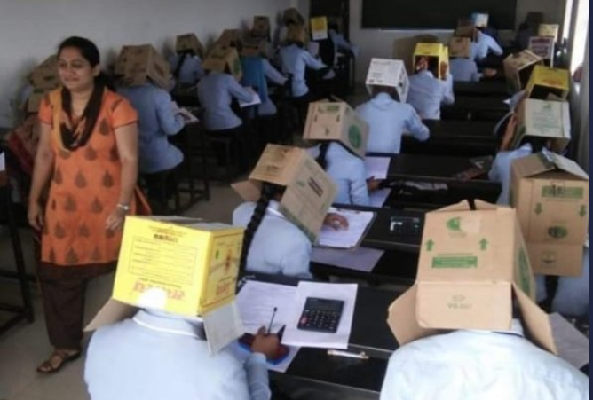 كلية هندية تعتذر بعد وضعها صناديق الكرتون على رؤوس طلابها لمنعهم من الغش