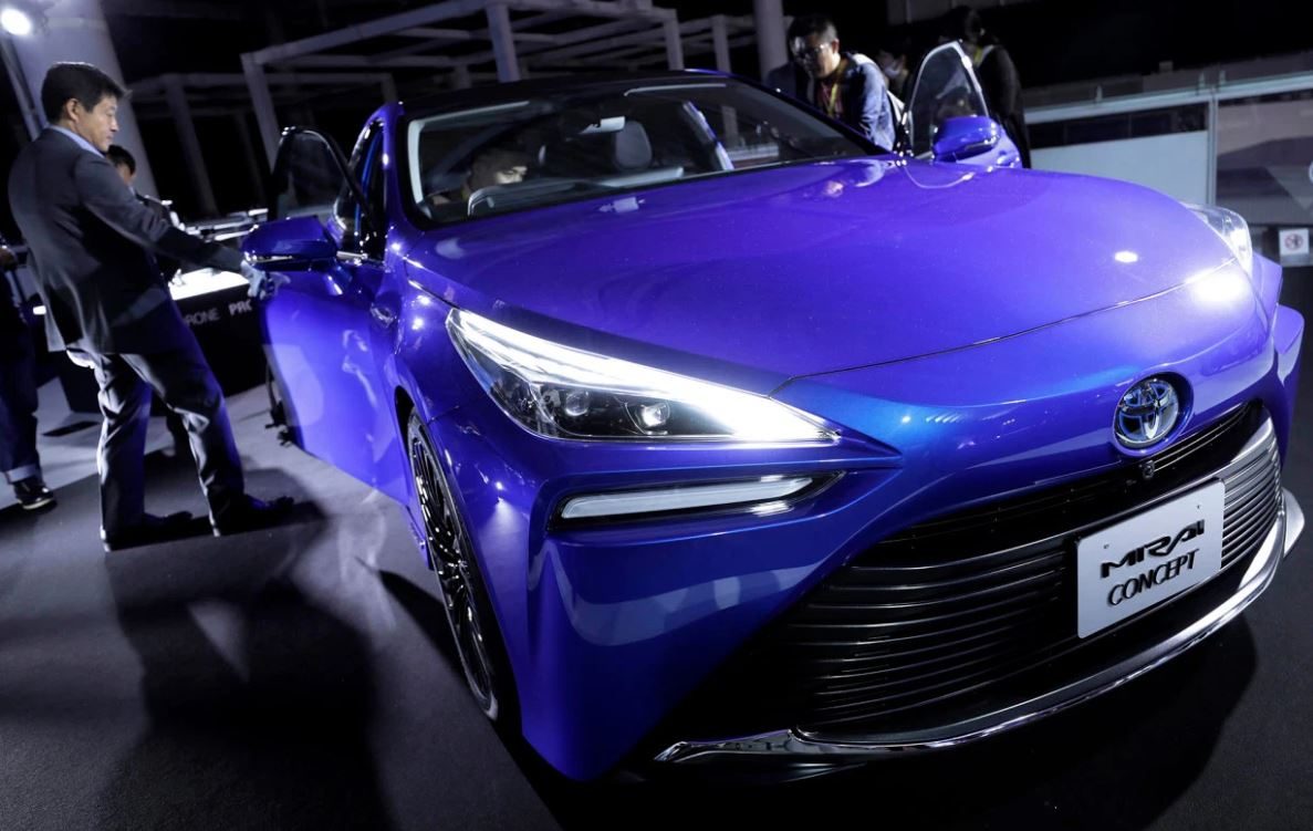 هل سننسى محطات الوقود؟ شركة تويوتا تصنع سيارة تعمل بروث الأبقار المحوَّل