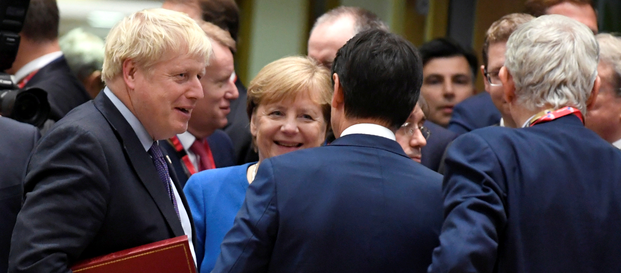 رئيس الوزراء البريطاني بوريس جونسون والمستشارة الألمانية أنجيلا ميركل قمة قادة الاتحاد الأوروبي التي تهيمن عليها Brexit ، في بروكسل ، بلجيكا في 17 أكتوبر 2019